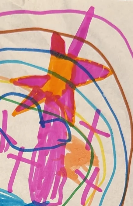 Un angolo del disegno a pennarello: una stella rosa e arancione, croci rosa e archi di tanti colori.